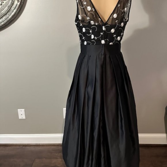 EVER BEAUTY BLACK EVENING GOWN WITH SHEER ROSE PETAL BODICE - SIZE 8 - Picture 4 of 5